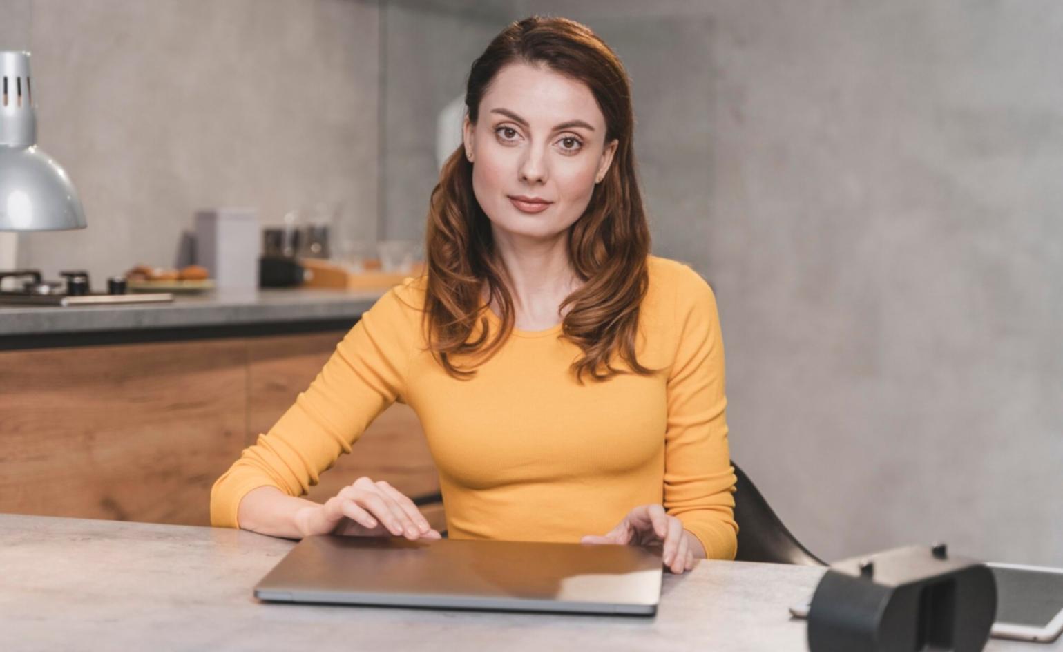 Espace de travail avec documents financiers organisés